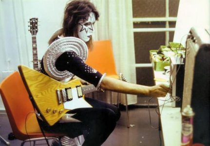 -Ace-ace-frehley-29071009-800-557.jpg