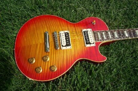 Gibson Les Paul Classic Premium Plus Cherry Sunburst.jpg
