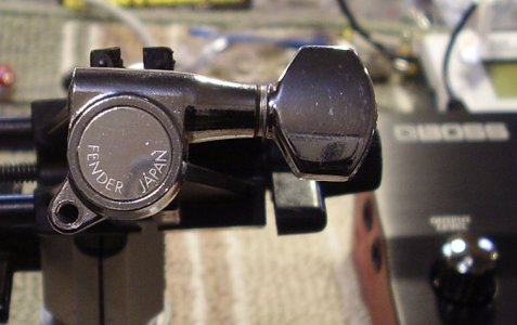 Fender_Japan_tuners_sm.jpg