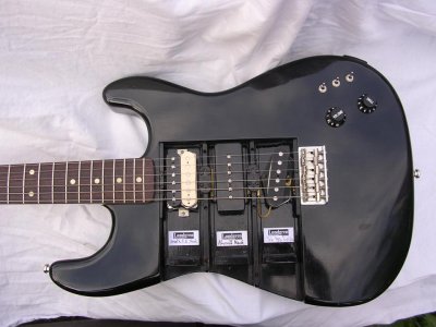 Mick-testgitarr-på-vit-duk.jpg Mick-testgitarr-på-vit-duk.jpg