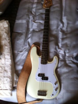 squier bass.jpg