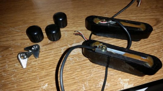 2 Ibanez V7T single coils, knobs strap buttons 2.jpg
