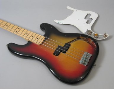 1974FenderPrecisionBassSunburstOHSC008-1.jpg