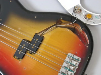 1974FenderPrecisionBassSunburstOHSC002-1.jpg