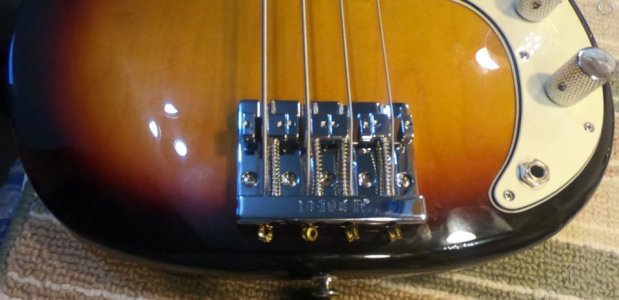 P-Bass_Fender_bridge-02sm.jpg