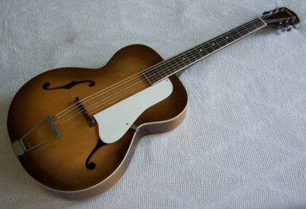 Silvertone_archtop.jpg Silvertone_archtop.jpg
