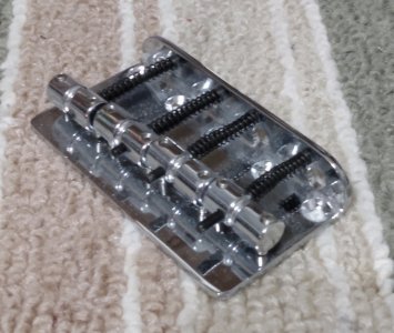 Fender_P-Bass_bridge.jpg