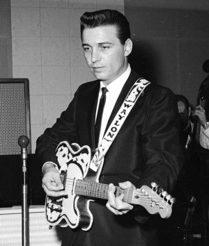 Waylon-Courtesy-of-RCA-Records-BMI-Archives.jpg