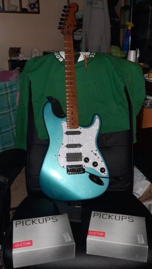 20211222_012433 (Copy).jpg - My 1996 Fender Stratocaster EMGs with Black Stuff Re-deux