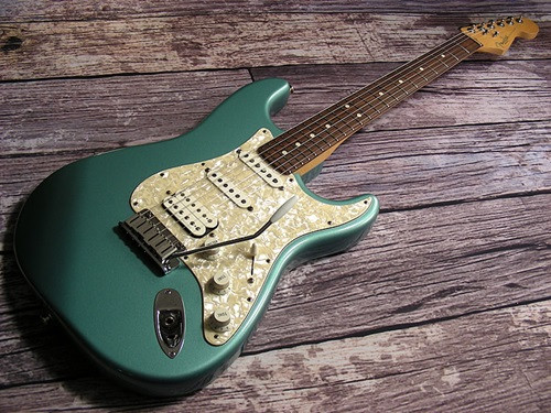 Click image for larger version

Name:	fender-hot-rodded-american-lone-star-stratocaster-3066.jpg
Views:	156
Size:	94.1 KB
ID:	6040661