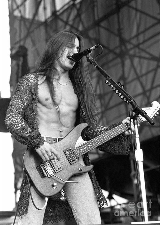 Click image for larger version

Name:	5-nuno-bettencourt-extreme-concert-photos.jpg
Views:	140
Size:	70.2 KB
ID:	6139279