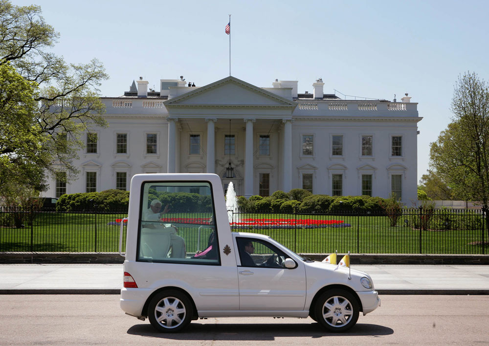 Popemobile_passes_the_White_House.jpg