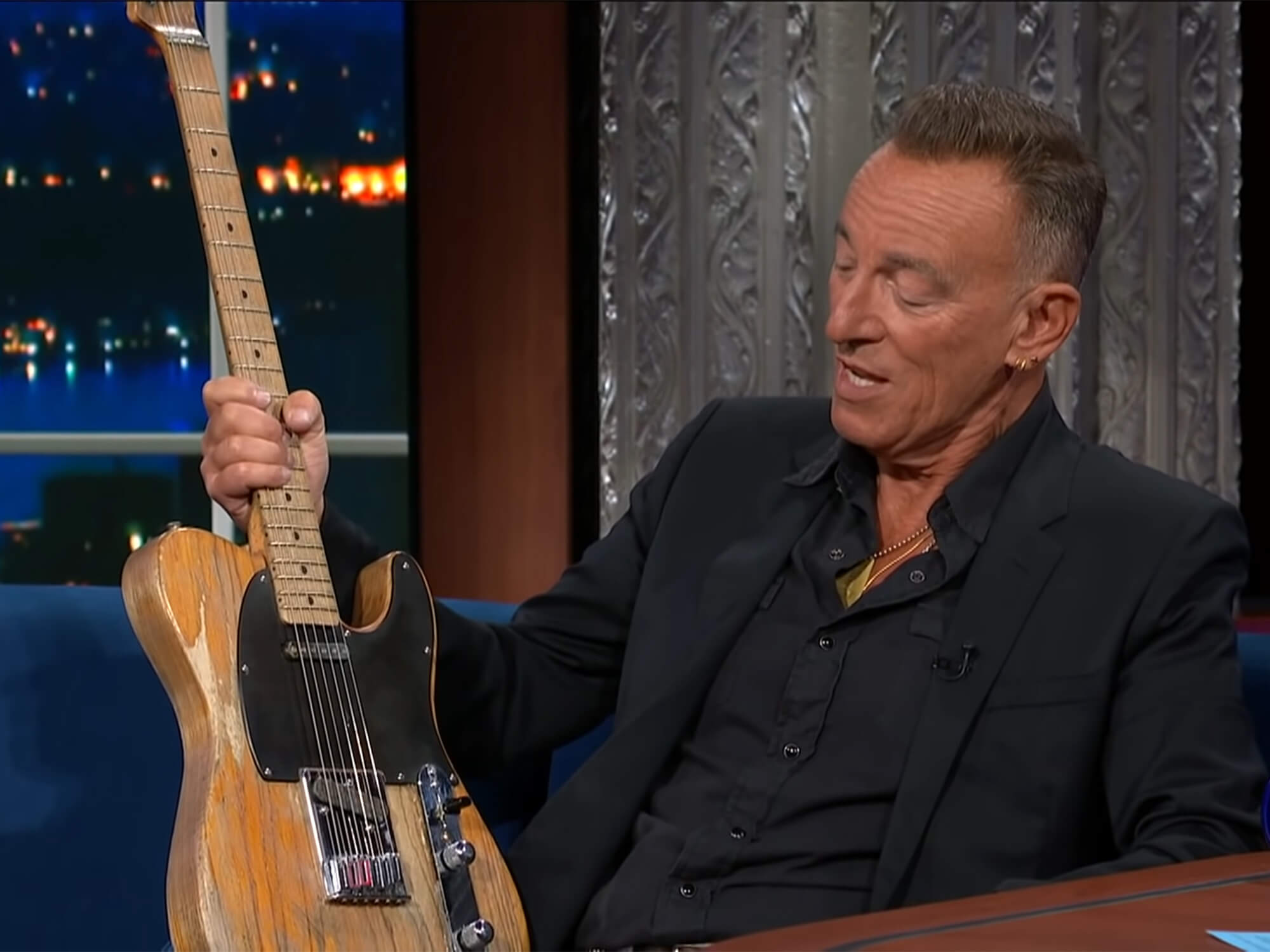 bruce-springsteen-born-to-run-guitar@2000x1500.jpg