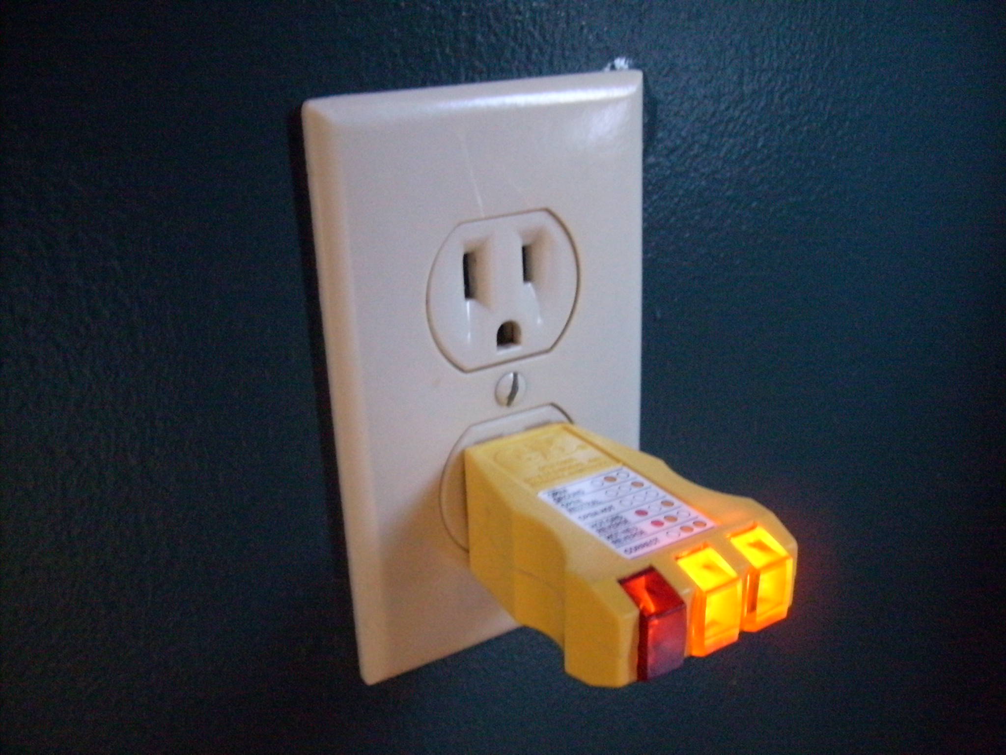 Receptacle_tester_demonstration.jpg