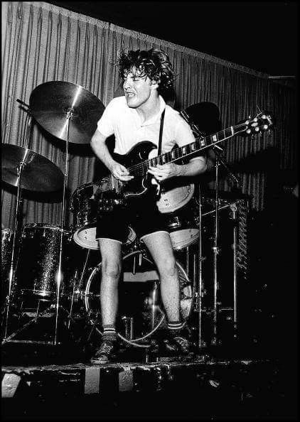 e900c5691d2e429fc6724f7cf9539592--angus-young-ac-dc.jpg