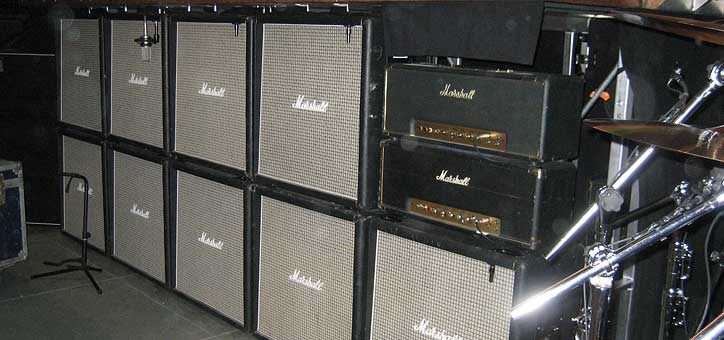 ac-dc-wall-of-amps-724.jpg