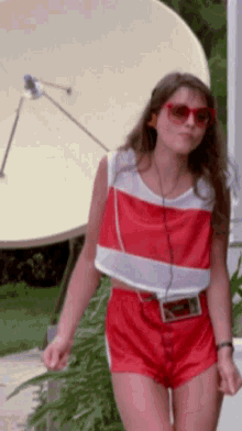 girl-with-80s-walkman-6i57l6mp93ubzk4m.gif