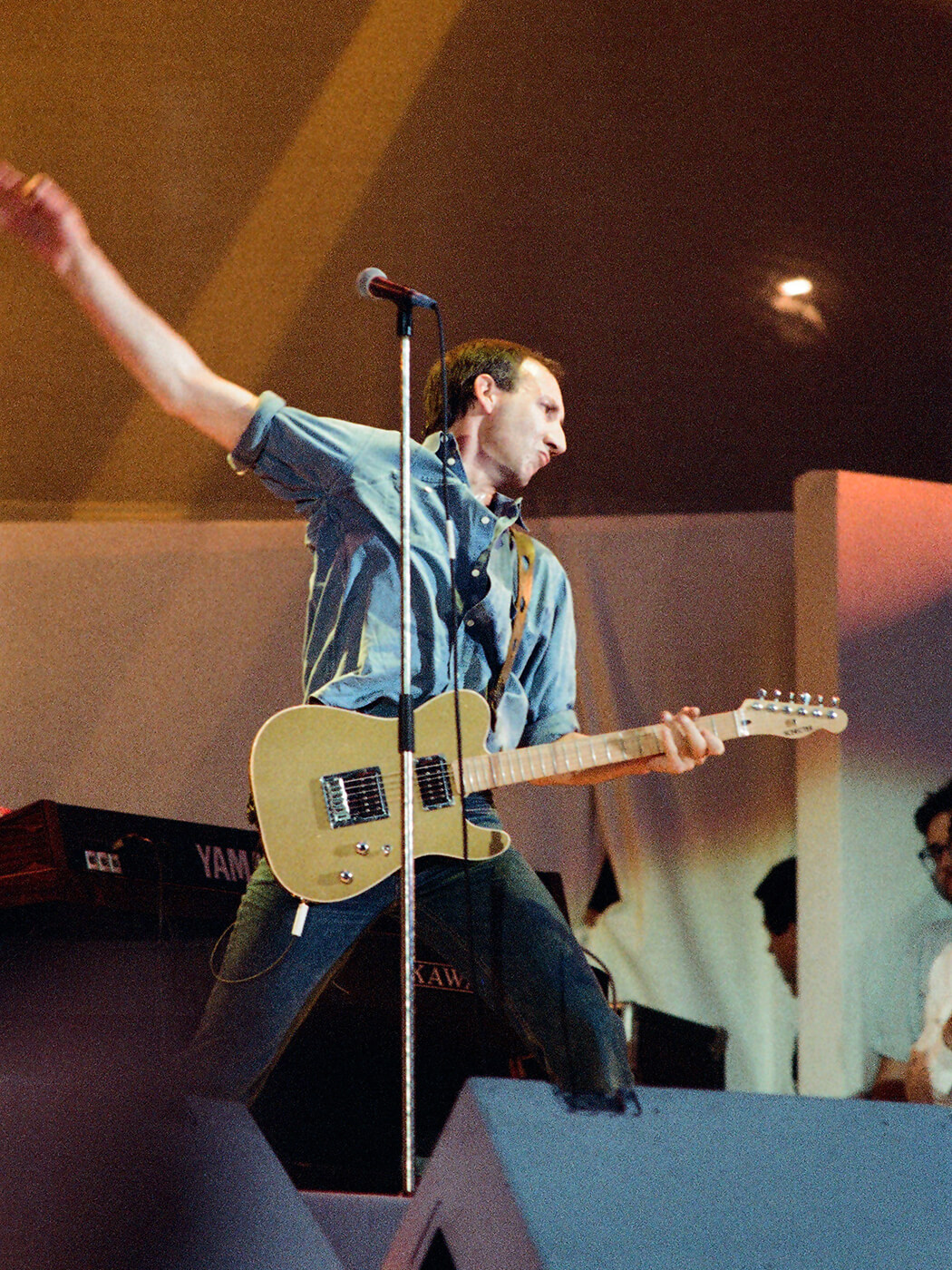 Pete-Townshend-The-Who-Schecter@1050x1400.jpg